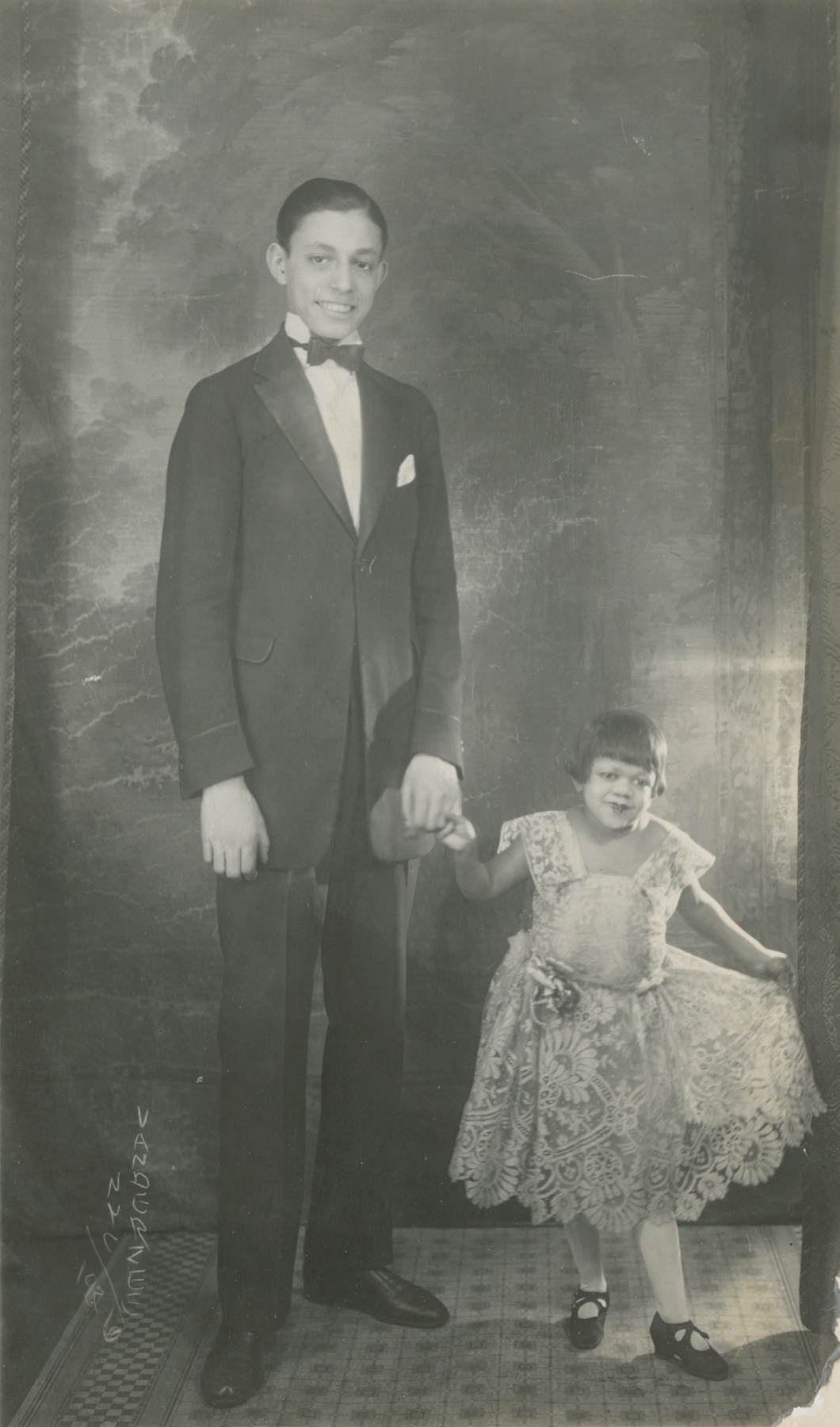 James Van Der Zee - Entertainment Team, 1946 - Howard Greenberg Gallery - 2019