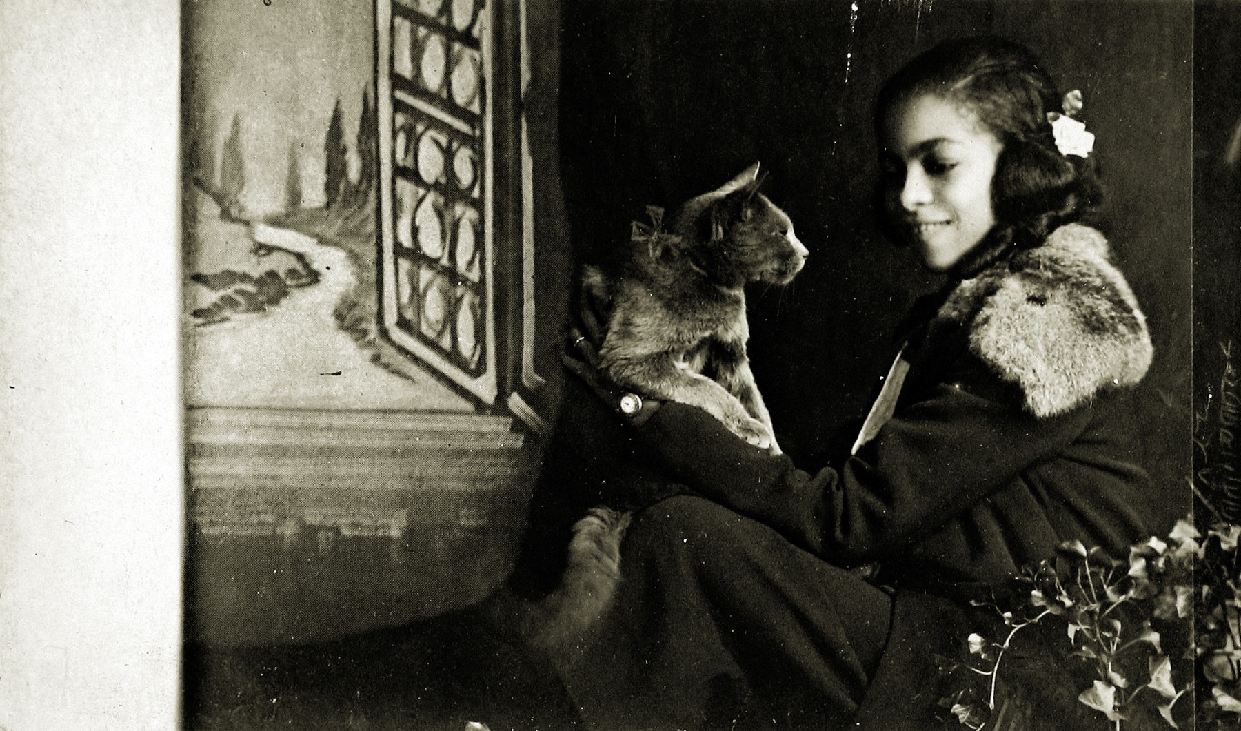 James Van Der Zee - Untitled (young woman with cat against painted studio background), c.1925 - Howard Greenberg Gallery - 2019