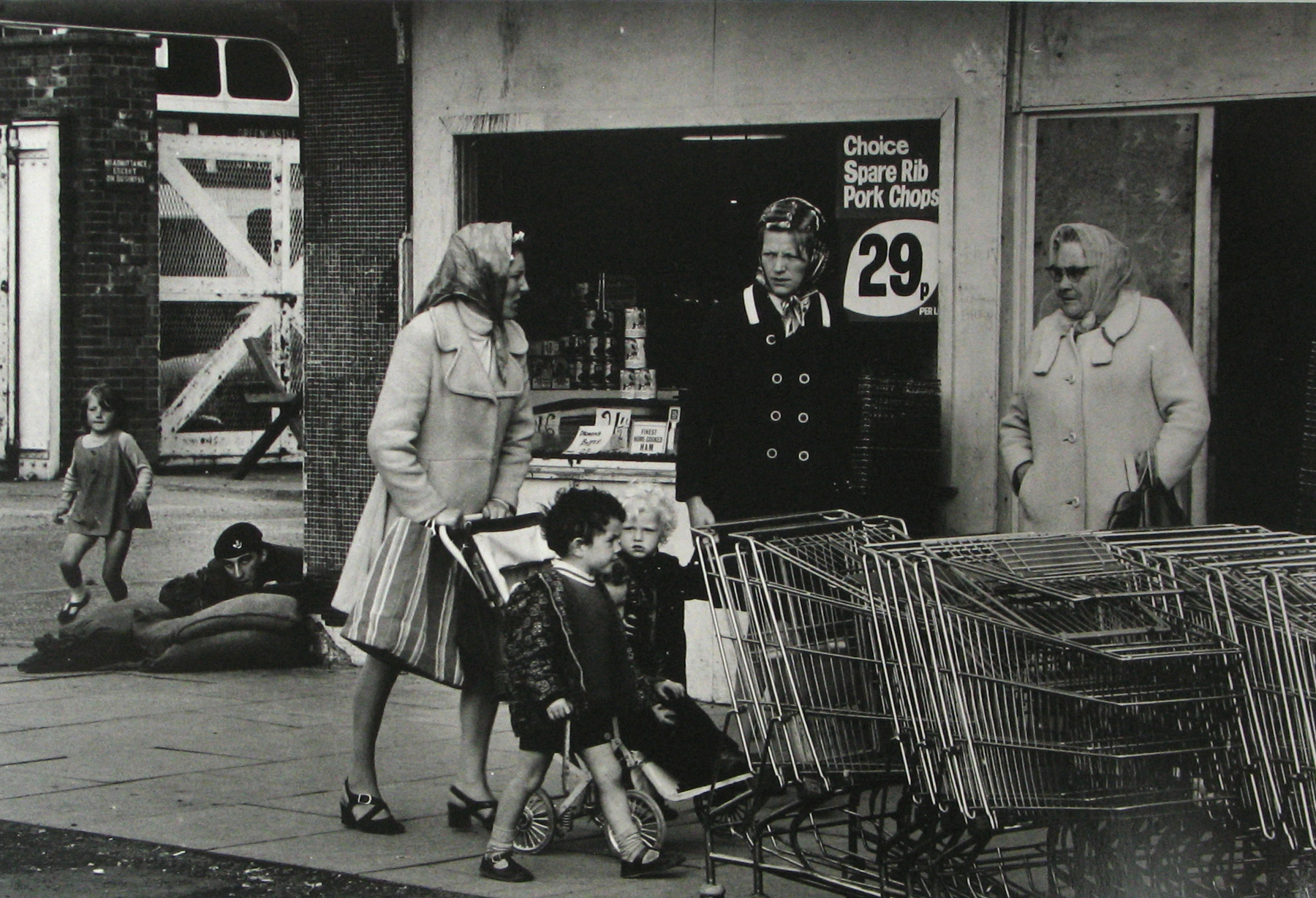 Philip Jones Griffiths: Maelstrom 2011 Howard Greenberg Gallery