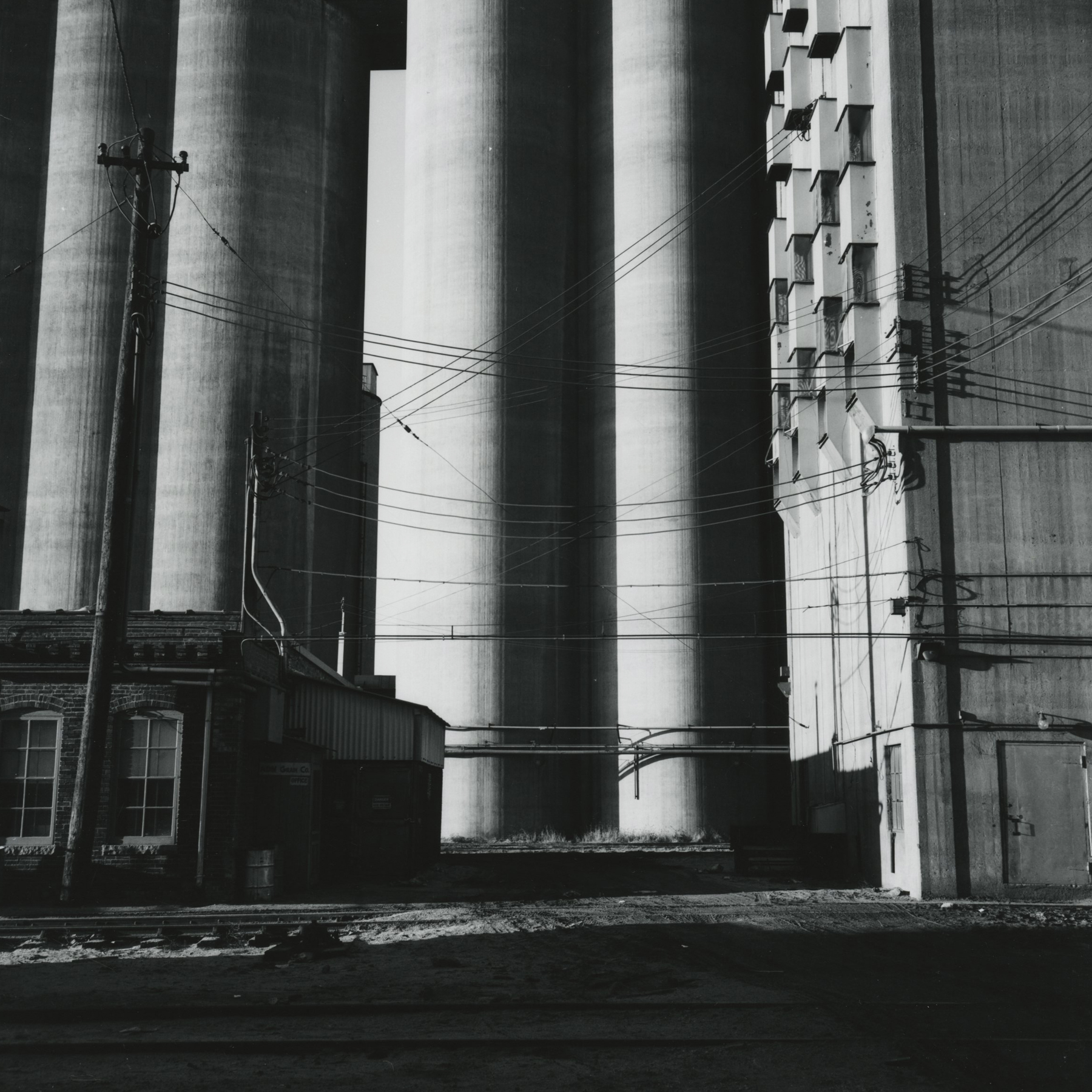 Frank Gohlke: Grain Elevators Howard Greenberg Gallery 2016