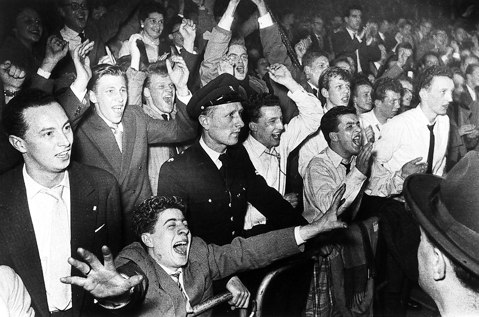 Right of Passage: Youth Culture from Mid-Century 2006 howard greenberg gallery