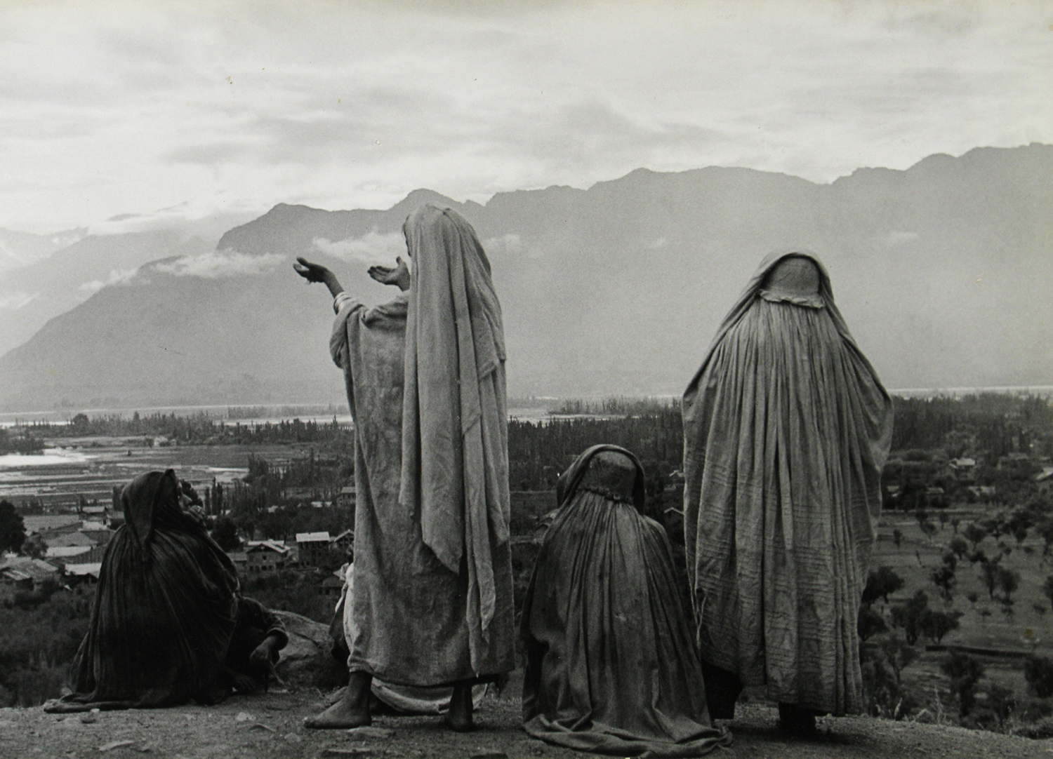 Sacred Sight: Photographs in India 2009 Howard Greenberg Gallery