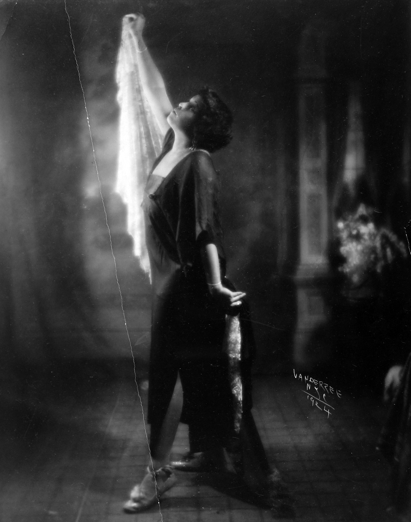 James Van Der Zee - Untitled (dancer holding scarf), 1924 - Howard Greenberg Gallery - 2019