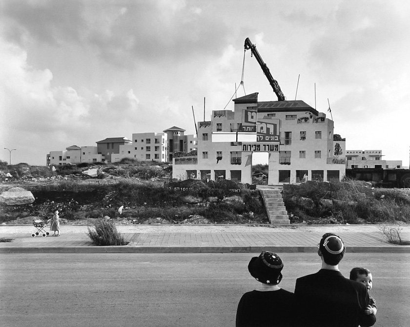 Frédéric Brenner: Exile at Home - Modi'in, Israel, 1997 - Howard Greenberg Gallery