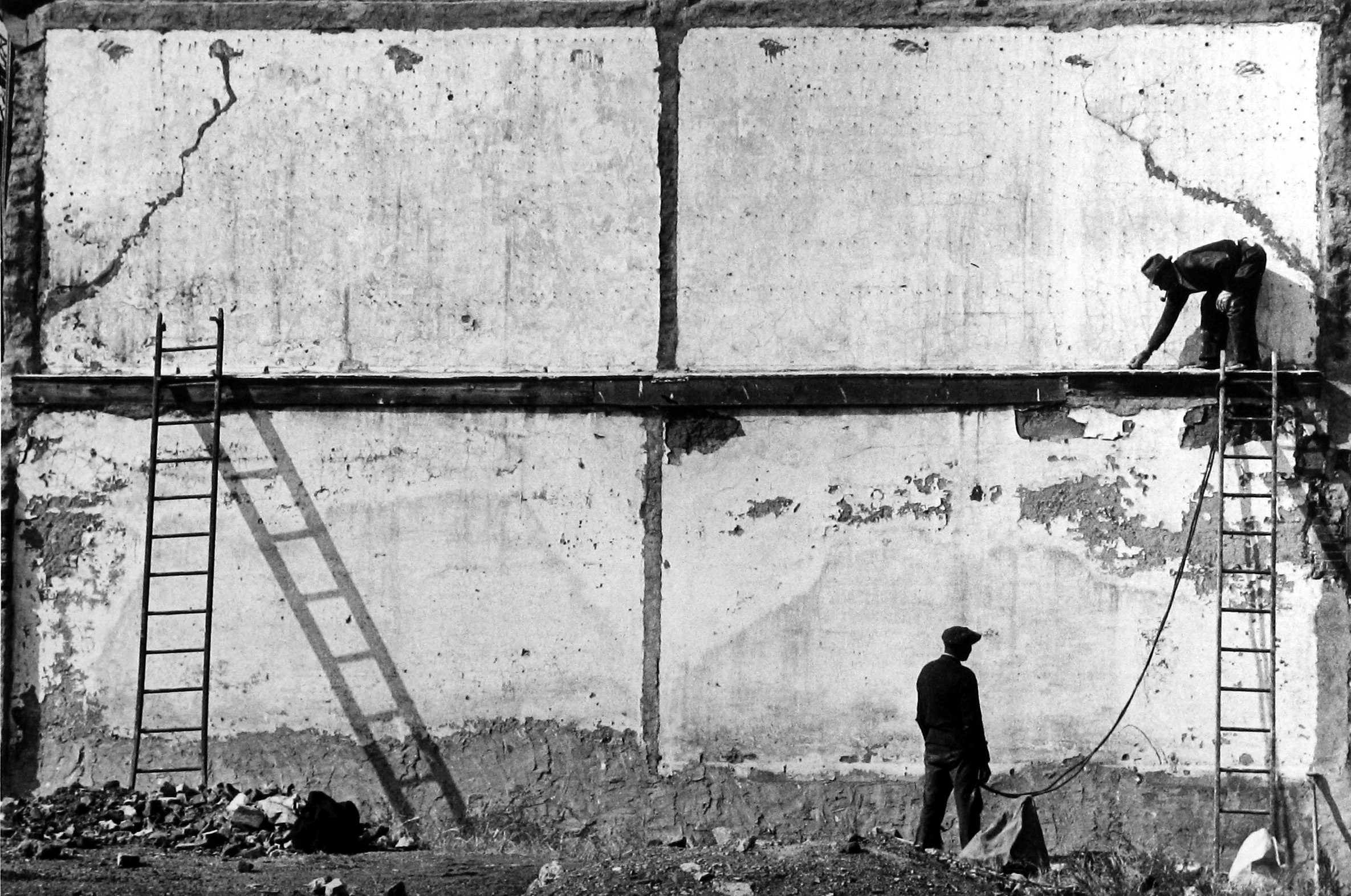 Arnold Newman - Two Men Against Wall with Ladders, Allentown, 1939 - Howard Greenberg Gallery - 2018