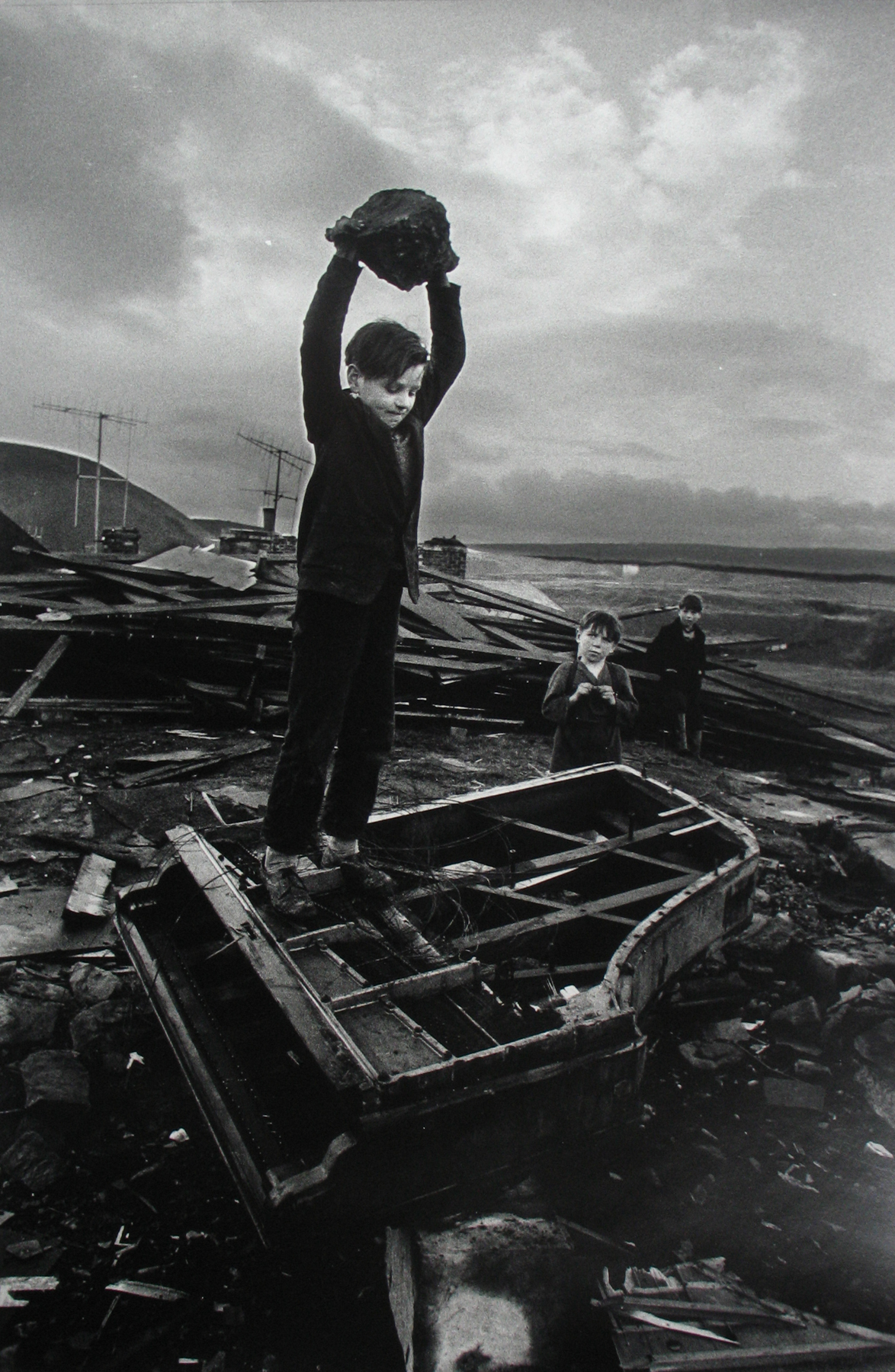 Philip Jones Griffiths: Maelstrom 2011 Howard Greenberg Gallery