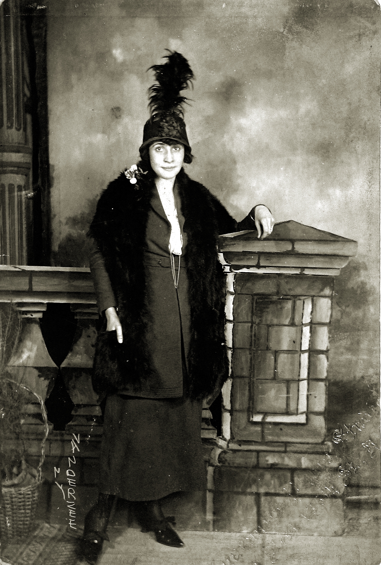 James Van der Zee - Untitled, c.1925 - Howard Greenberg Gallery - 2019