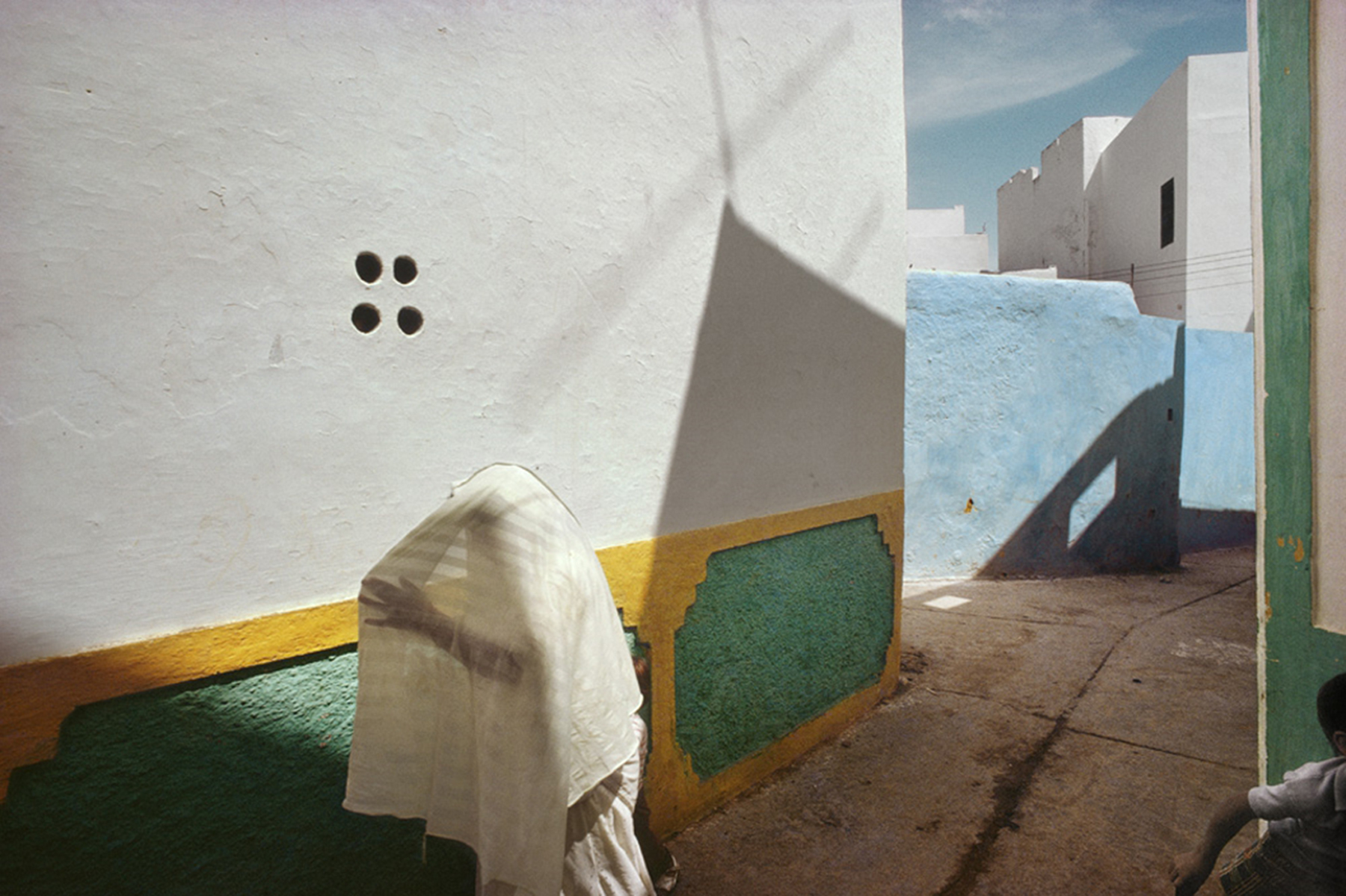 Harry Gruyaert, In the Casbah, Asilah, Morocco, 1988, Howard Greenberg Gallery, 2019