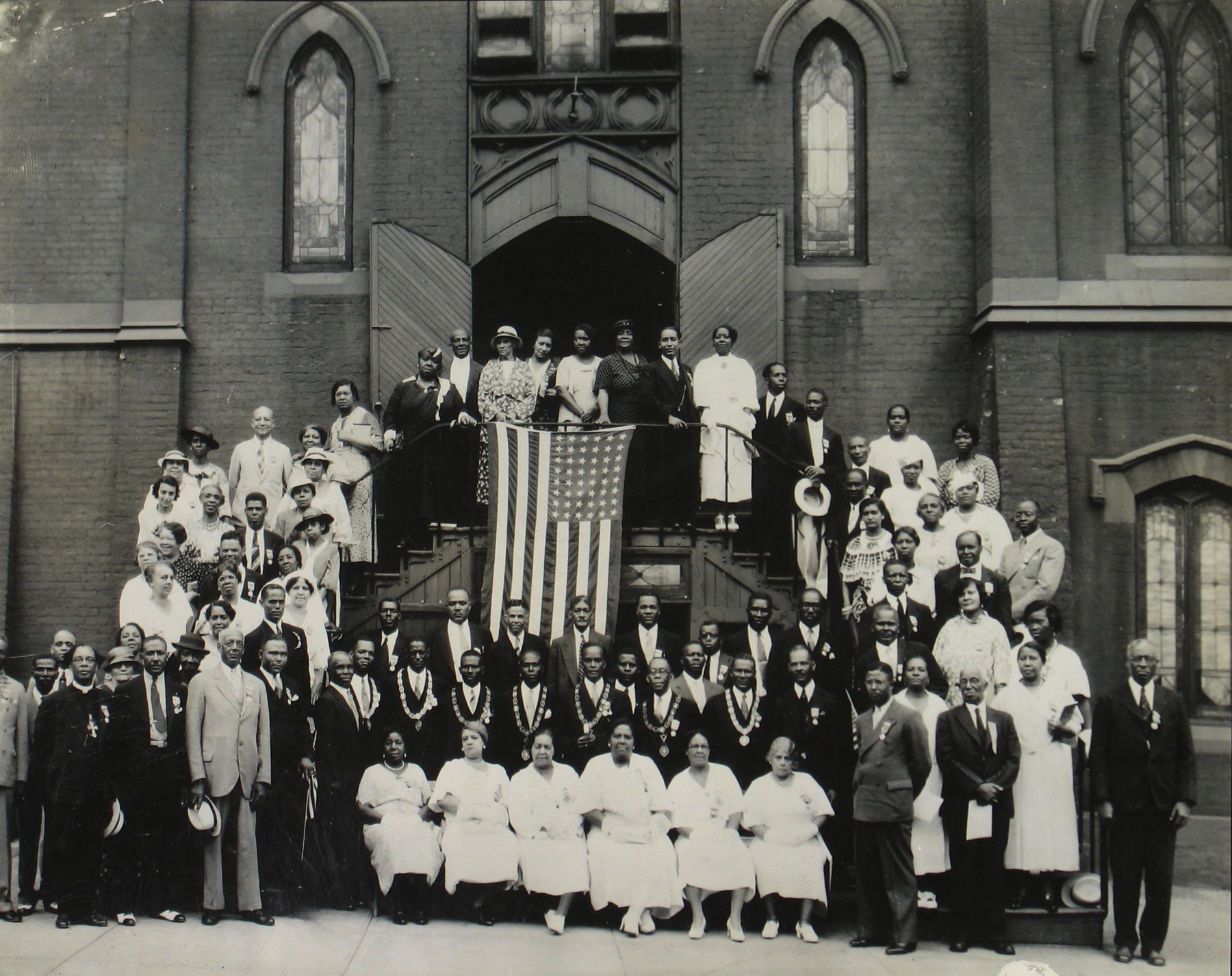James Van Der Zee - Church Group with U.S. Flag, n.d. - Howard Greenberg Gallery - 2019