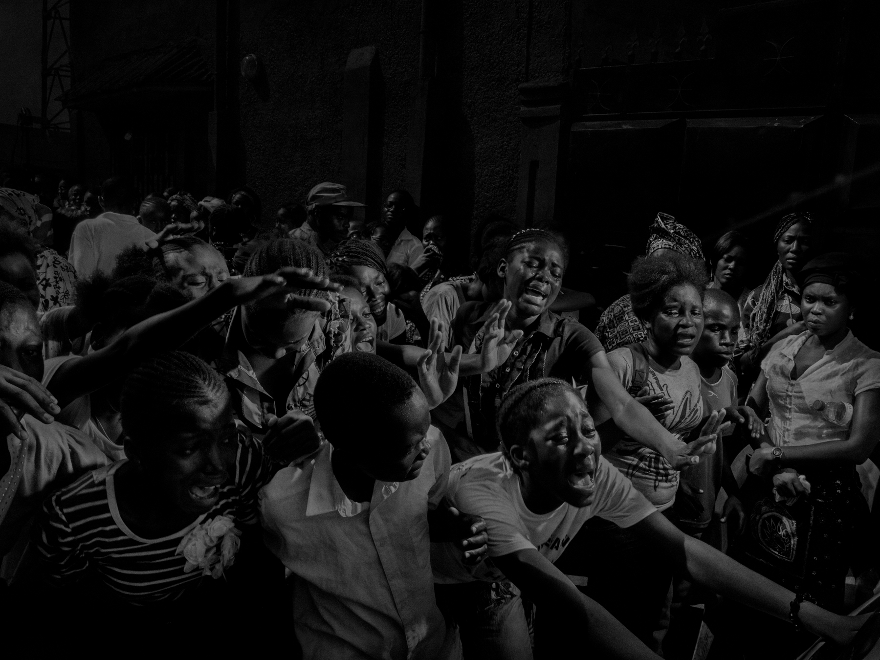 Alex Majoli SKĒNĒ - Howard Greenberg Gallery - 2017