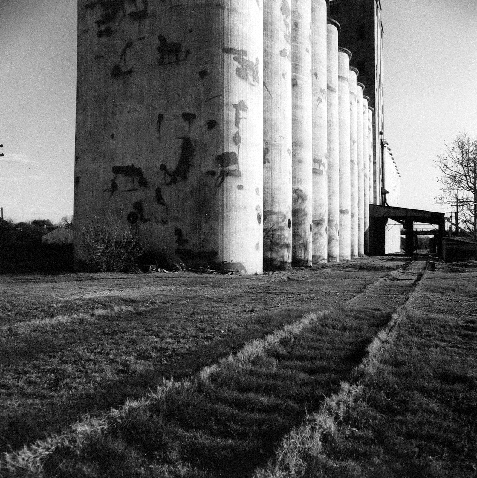 Frank Gohlke, Grain elevator and grassy tracks, Ft. Worth, Texas, 1974, Howard Greenberg Gallery, 2020