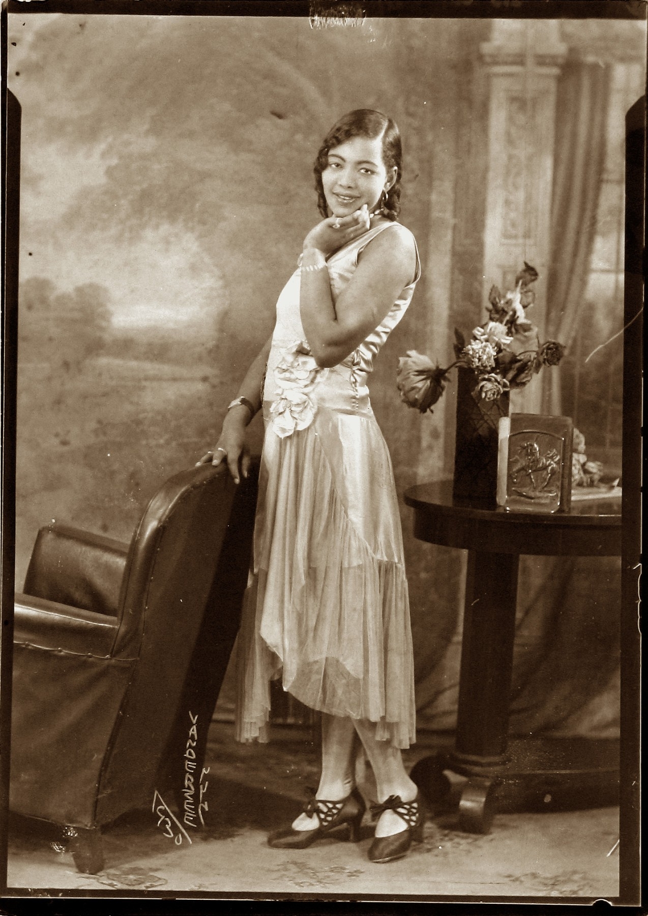 James Van Der Zee - Untitled (Woman standing next to chair), 1930 - Howard Greenberg Gallery - 2019