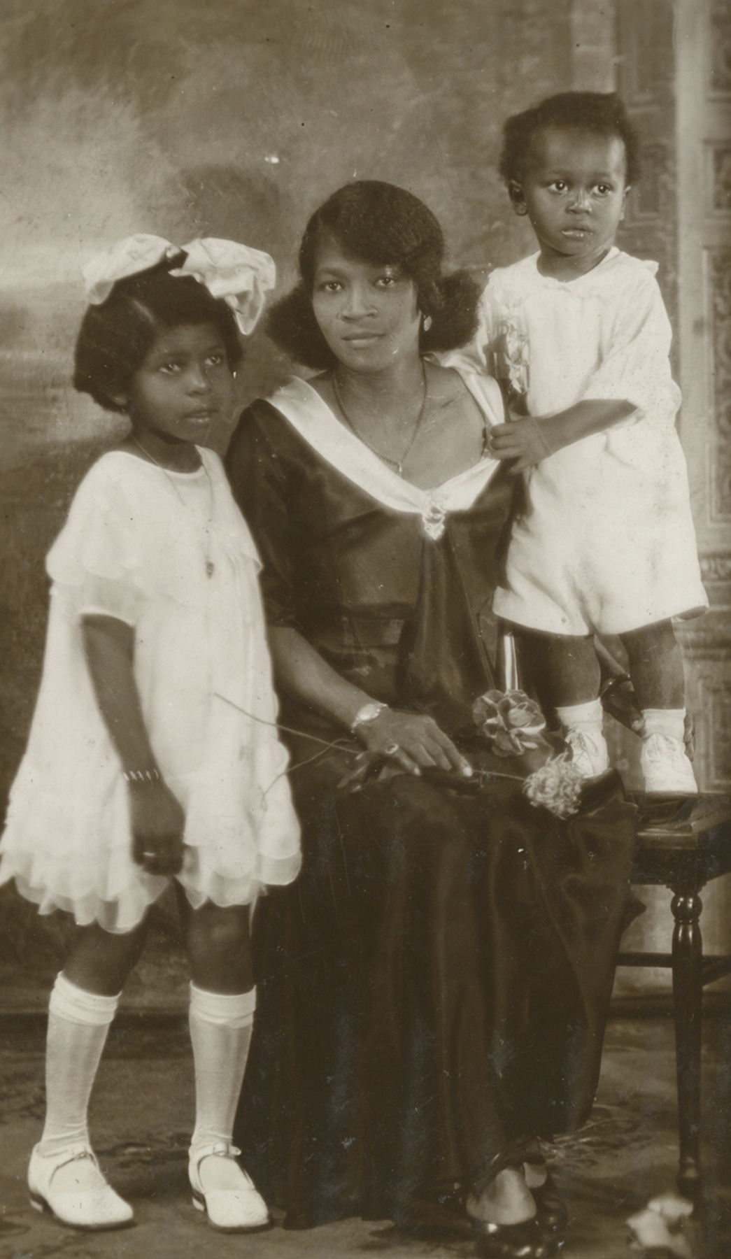 James Van Der Zee - Mother and Children, c.1930 - Howard Greenberg Gallery - 2019