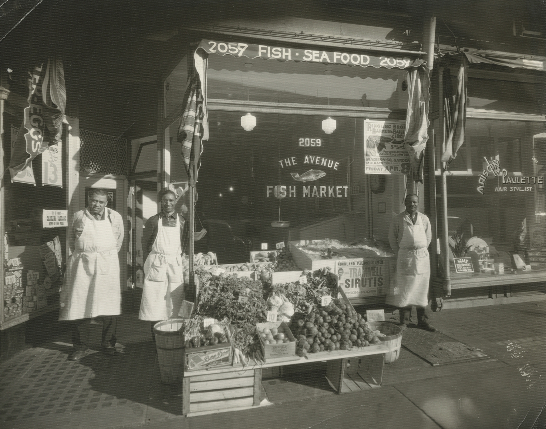 James Van Der Zee - The Avenue Fish Market, c.1940 - Howard Greenberg Gallery - 2019