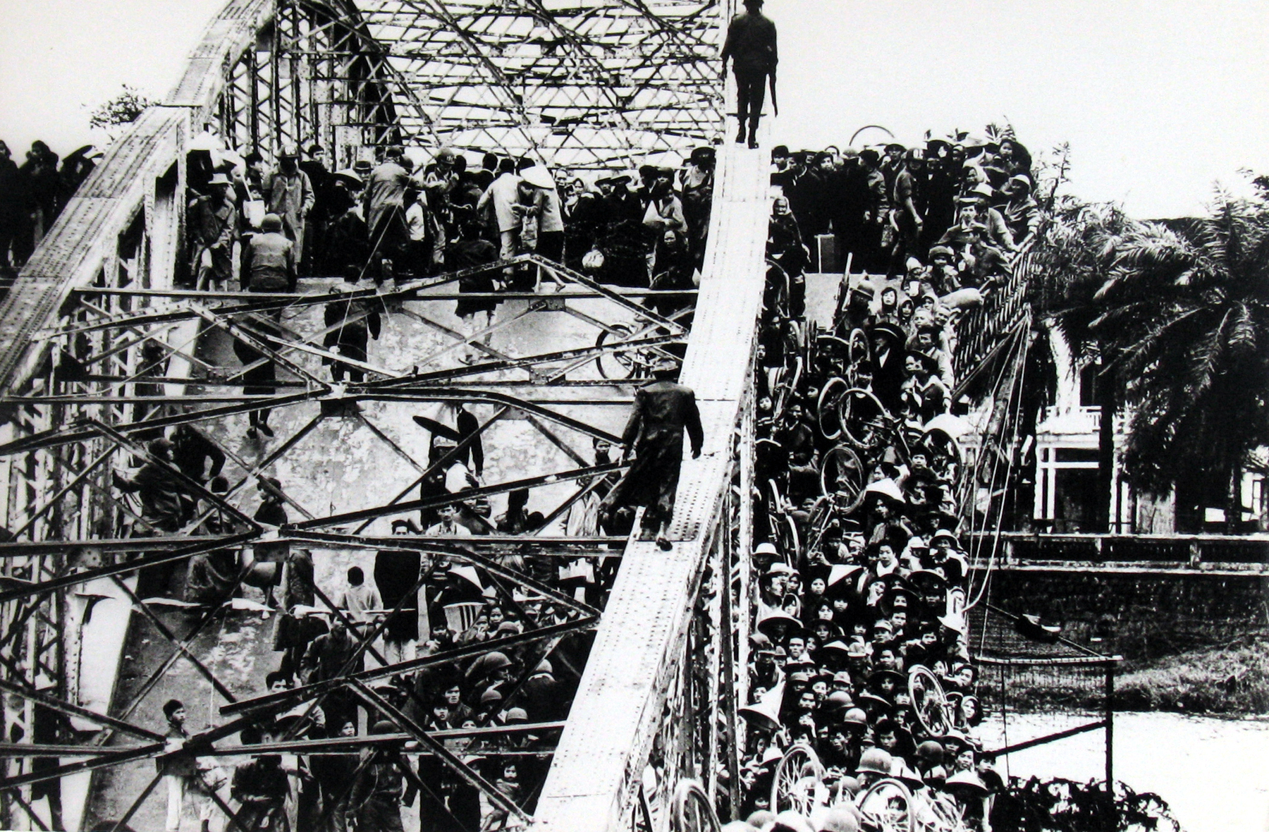 Philip Jones Griffiths: Maelstrom 2011 Howard Greenberg Gallery