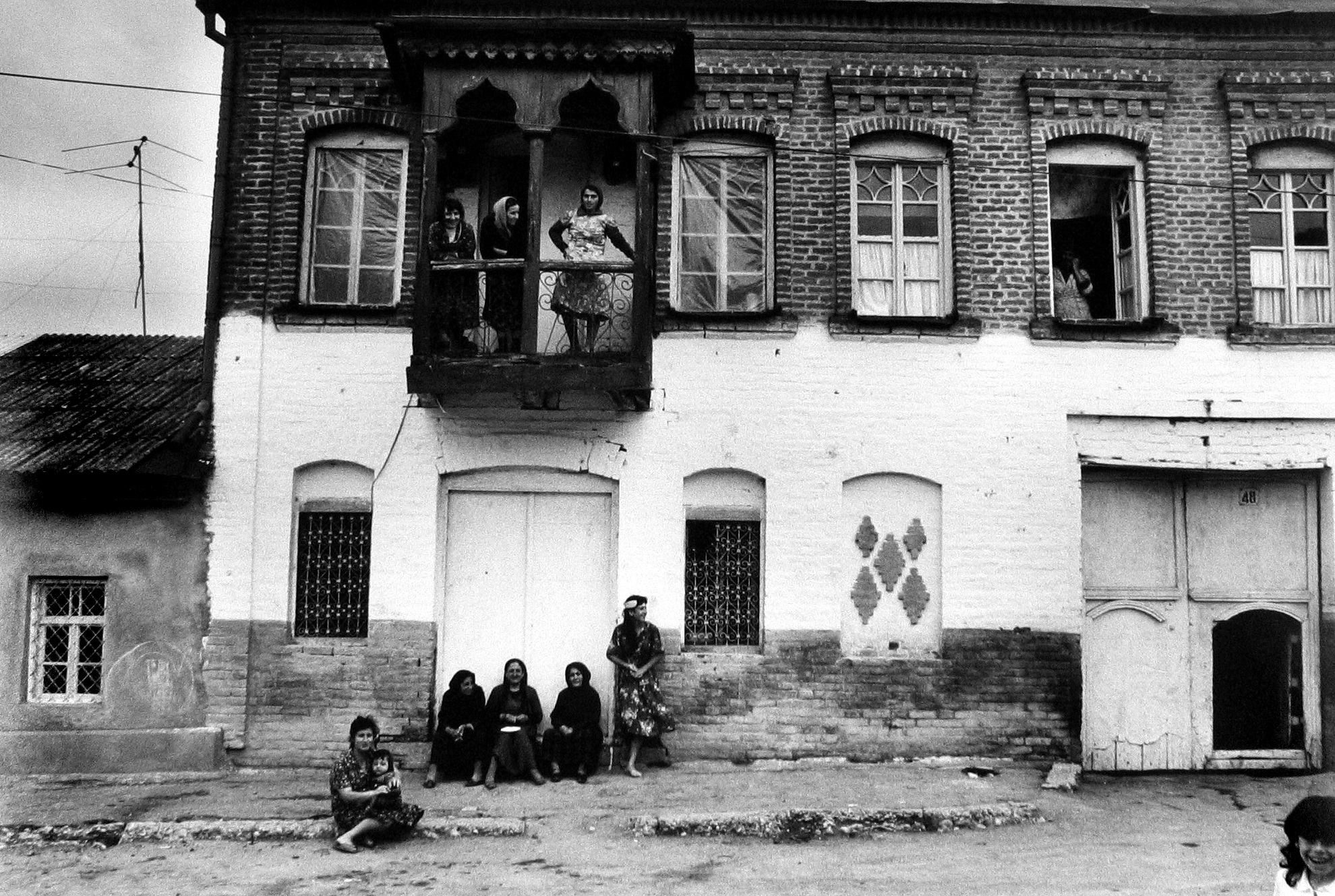 Frédéric Brenner: Exile at Home - Krasnaia Sloboda, Kuba, Azerbaijan, USSR, 1985 - Howard Greenberg Gallery