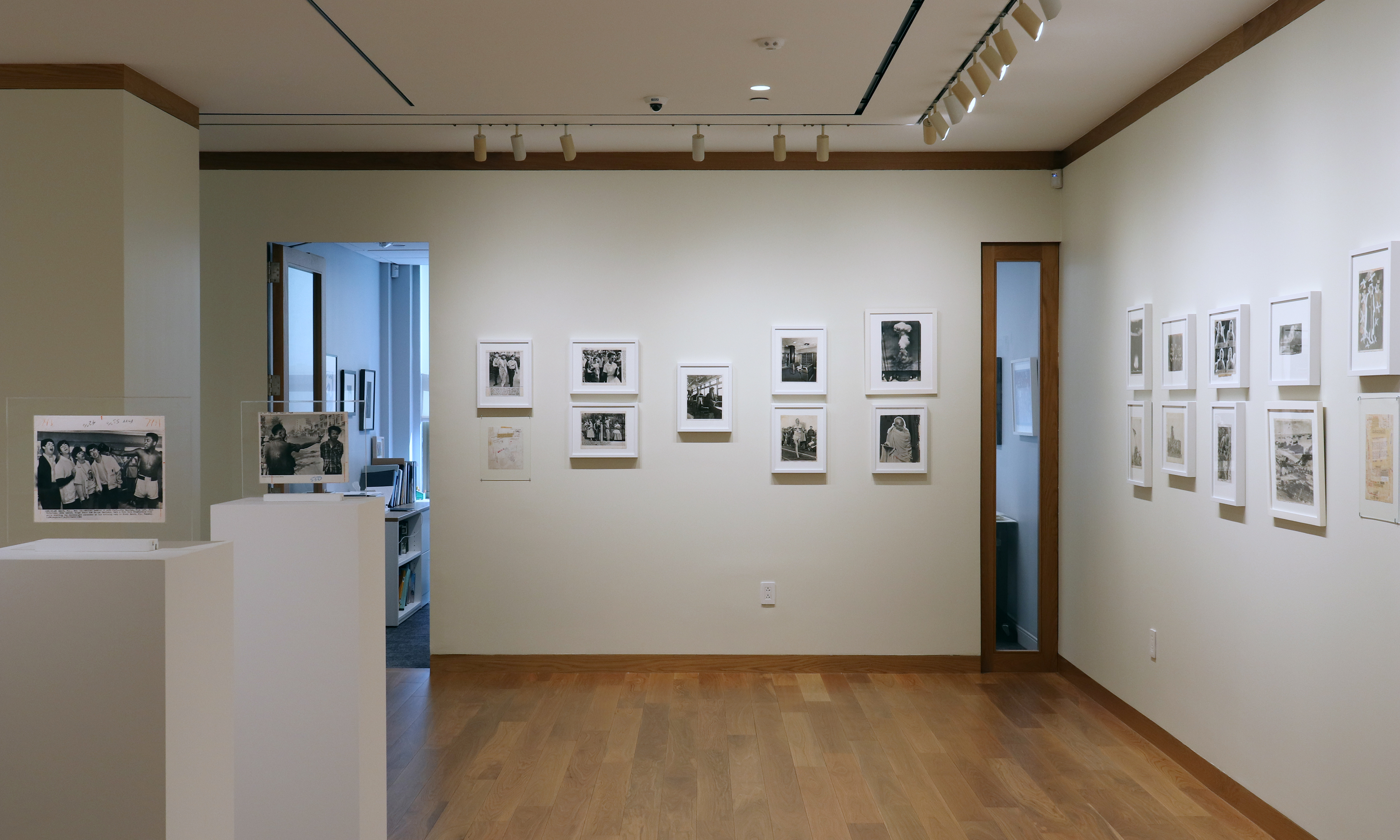 Howard Greenberg Gallery Extra Extra installation view