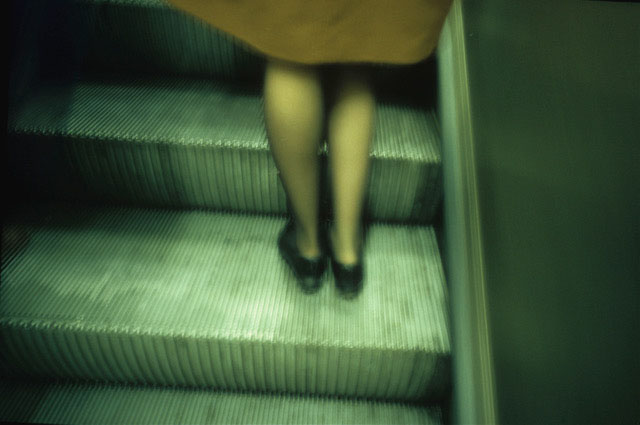 Dolorès Marat, Les jambes et le manteau rouge, Paris, 2000